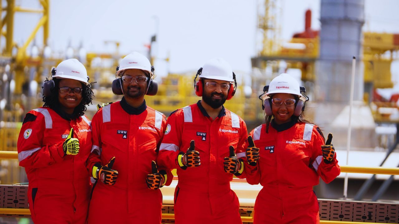 Oil Field Worker Jobs: Training Paths, Career Progression, and Opportunities